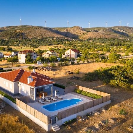 Modern Guest House Rak With Beautiful Pool 시베니크 외부 사진
