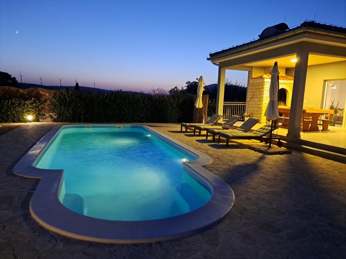 Modern Guest House Rak With Beautiful Pool 시베니크 외부 사진