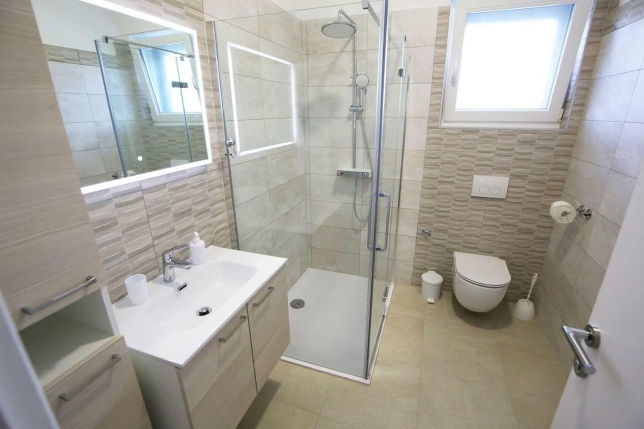 Modern Guest House Rak With Beautiful Pool 시베니크 외부 사진