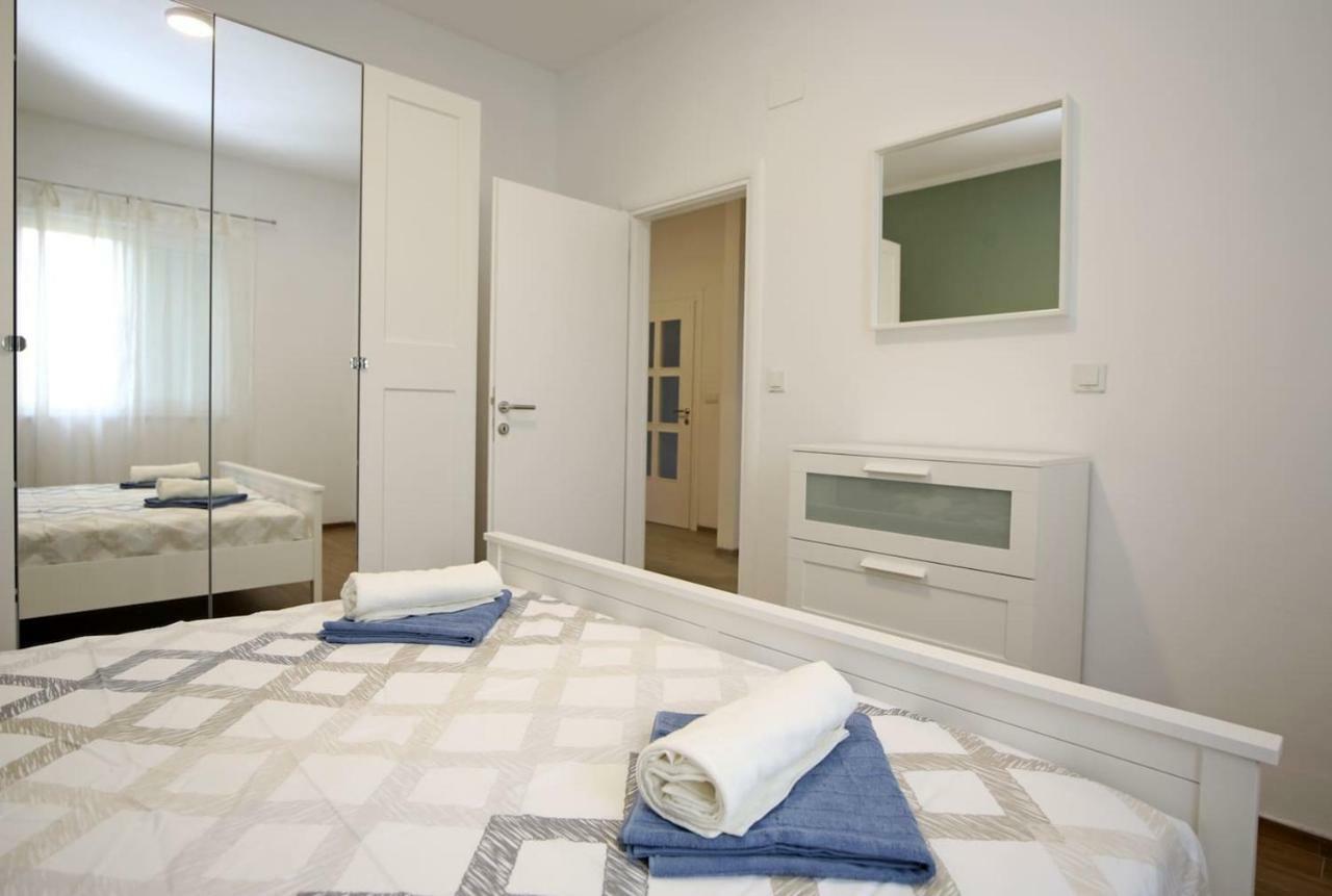 Modern Guest House Rak With Beautiful Pool 시베니크 외부 사진