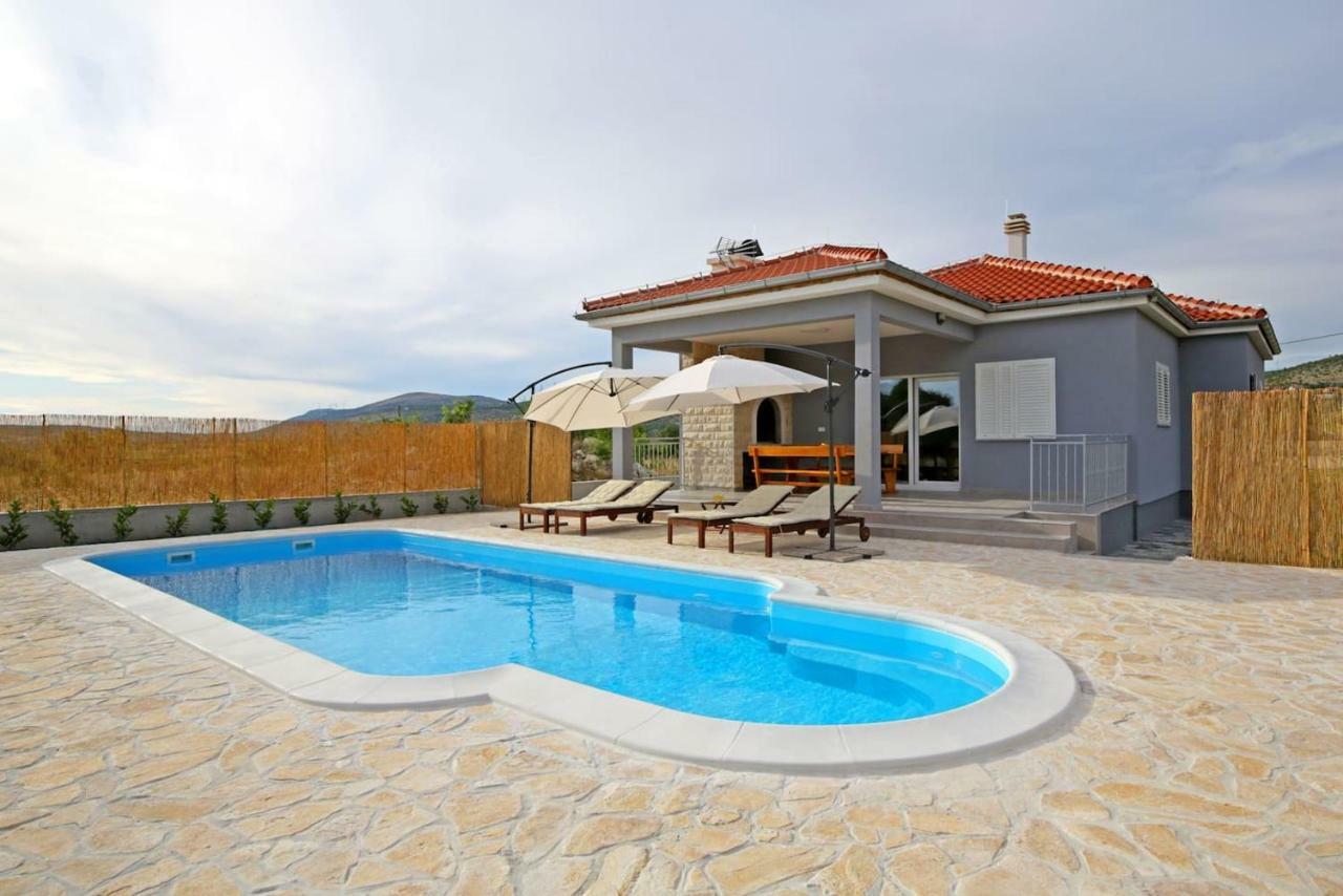 Modern Guest House Rak With Beautiful Pool 시베니크 외부 사진